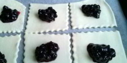 Шаг 2: слоек с черникой