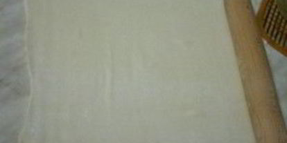 Шаг 1: слоек с сыром и сосисками