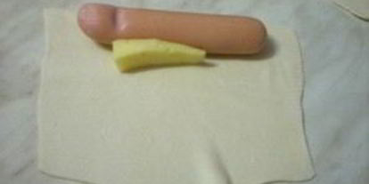 Шаг 3: слоек с сыром и сосисками