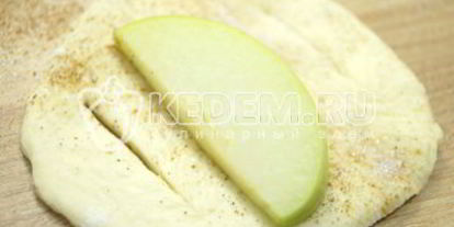 Шаг 3: слоек с яблоками