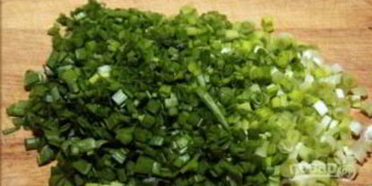 Шаг 1: слоек с яйцома и лукома