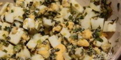 Шаг 4: слоек с яйцома и лукома