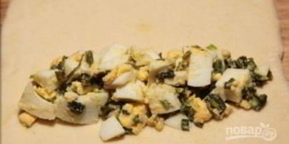 Шаг 6: слоек с яйцома и лукома