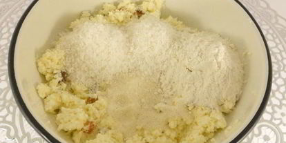 Шаг 2: кокосовых сырников с изюмом и курагой