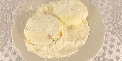 Шаг 3: кокосовых сырников с изюмом и курагой