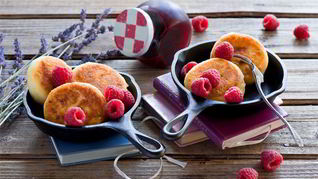 Рецепт Пышных сырников с малиной в мультиварке