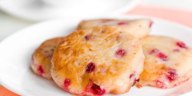 Рецепт сырников с бананом и клюквой