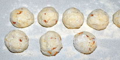 Шаг 2: сырников с курагой и орехами