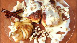 Рецепт Сырников с начинкой из карамелизированой груши со сливочно-ореховым соусом