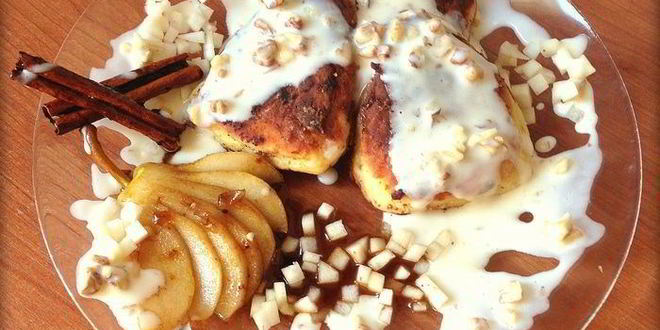 Рецепт Сырников с начинкой из карамелизированой груши со сливочно-ореховым соусом