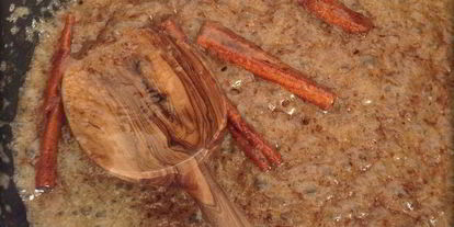 Шаг 4: сырников с начинкой из карамелизированой груши со сливочно-ореховым соусом