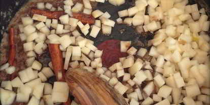 Шаг 5: сырников с начинкой из карамелизированой груши со сливочно-ореховым соусом