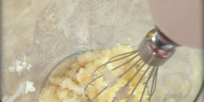 Шаг 7: сырников с начинкой из карамелизированой груши со сливочно-ореховым соусом