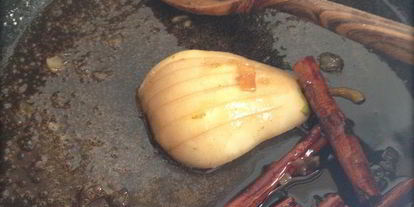 Шаг 9: сырников с начинкой из карамелизированой груши со сливочно-ореховым соусом