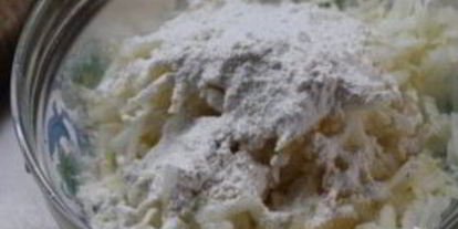 Шаг 2: сырников с яблоком и сухофруктами