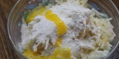 Шаг 3: сырников с яблоком и сухофруктами