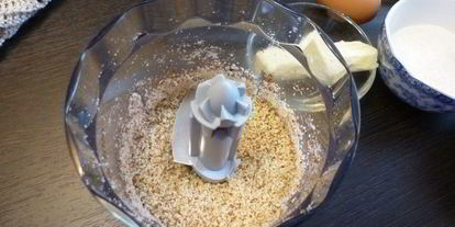 Шаг 1: творожника с миндалем и вяленой вишней