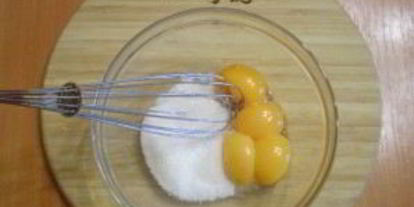 Шаг 1: бисквитного теста в мультиварке