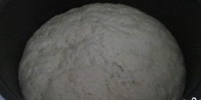 Шаг 2: дрожевого теста в мультиварке