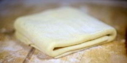 Шаг 3: теста для пирогов на кефире без дрожжей