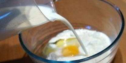 Шаг 1: теста на блины на молоке