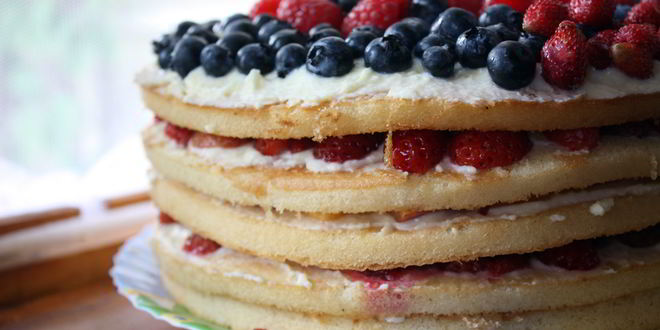 Рецепт фруктово-ягодого торт с кремом из маскарпоне