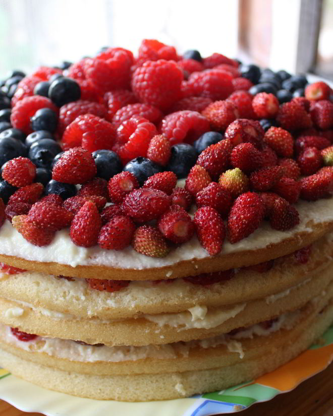 Рецепт фруктово-ягодого торт с кремом из маскарпоне