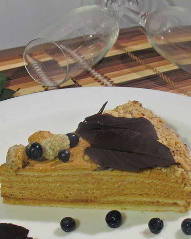 Рецепт медовика под яблочно-карамельной вуалью