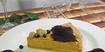 Шаг 22: медовика под яблочно-карамельной вуалью