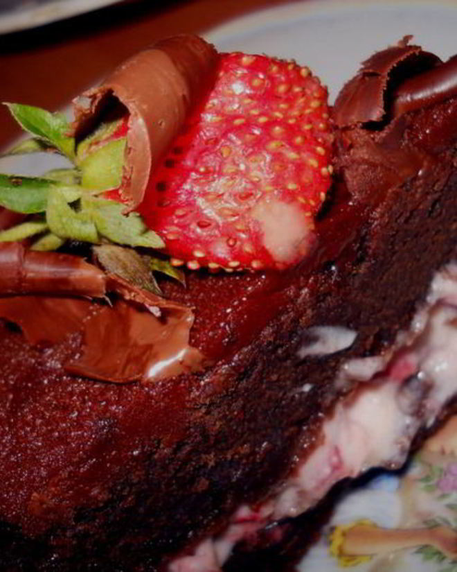 Рецепт шоколадна-клубничного торт сон в летнюю ночь