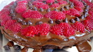 Рецепт Шоколадного торта с глазурью и малиной