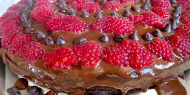 Рецепт Шоколадного торта с глазурью и малиной