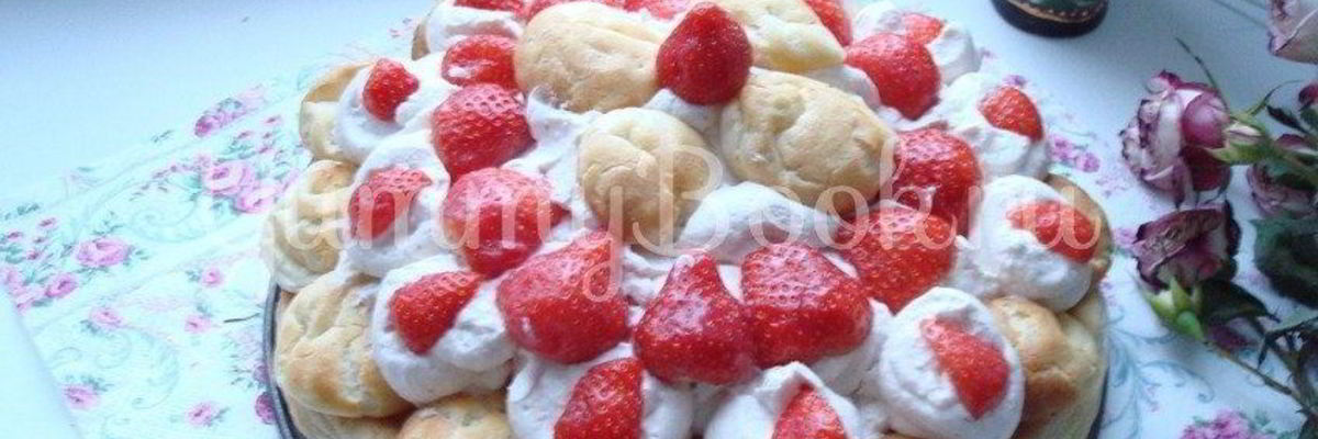 Рецепт Слоеного кремового торта с клубничным джемом