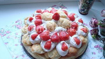 Рецепт Слоеного кремового торта с клубничным джемом