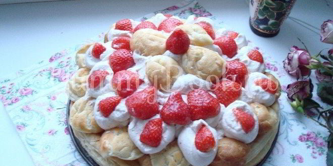 Рецепт Слоеного кремового торта с клубничным джемом