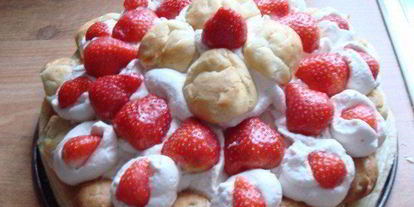 Шаг 4: слоеного кремового торта с клубничным джемом