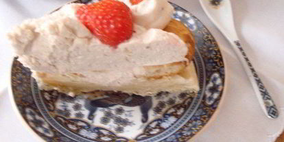 Шаг 6: слоеного кремового торта с клубничным джемом