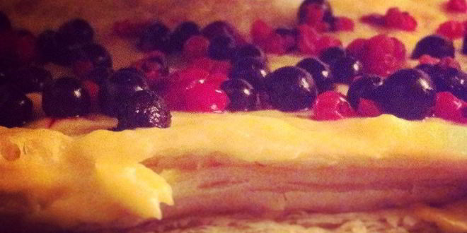 Рецепт слоеного торта с ягодами