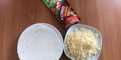 Шаг 1: тортилий под сырной шапочкой