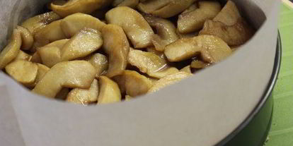 Шаг 25: яблочного торта с карамельным баварским муссом с корицей