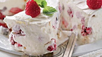 Рецепт Ягодного торта-семифредо с теплым шоколадным соусом