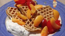 Рецепт Гречишных вафель с фруктами и йогуртом