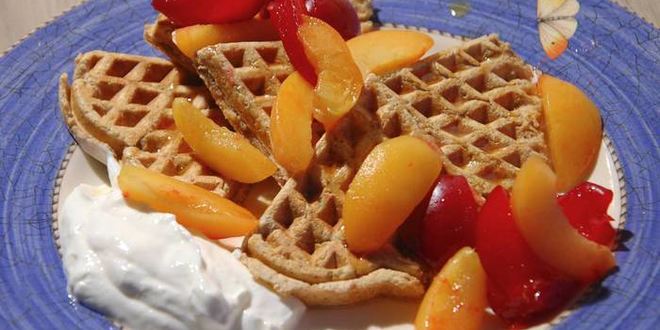 Рецепт гречишных вафель с фруктами и йогуртом