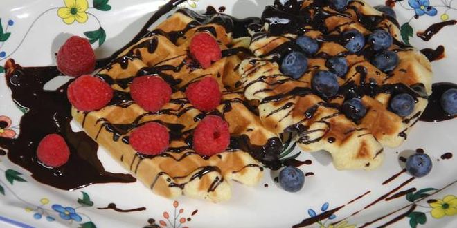 Рецепт шафранных вафель под шоколадным соусом