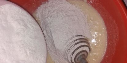 Шаг 3: вафельных трубочек с мороженым и малиновым джемом