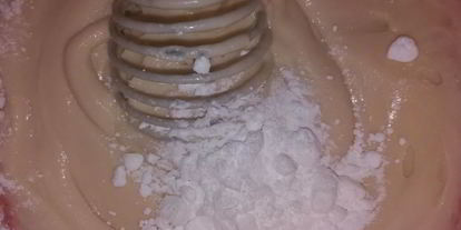 Шаг 4: вафельных трубочек с мороженым и малиновым джемом