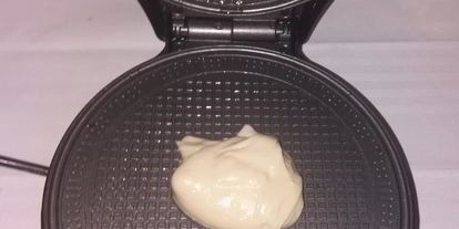 Шаг 5: вафельных трубочек с мороженым и малиновым джемом