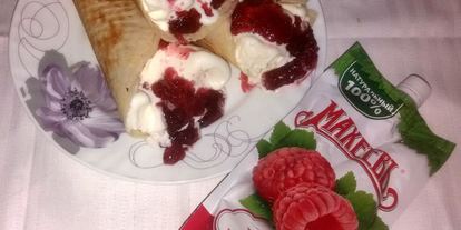 Шаг 8: вафельных трубочек с мороженым и малиновым джемом