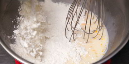 Шаг 3: вафли с беконом, творогом и медом