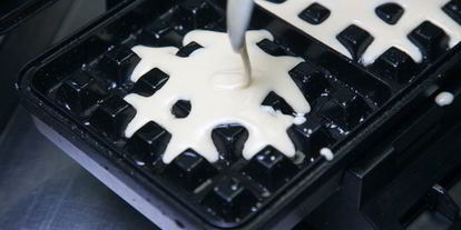 Шаг 5: вафли с беконом, творогом и медом